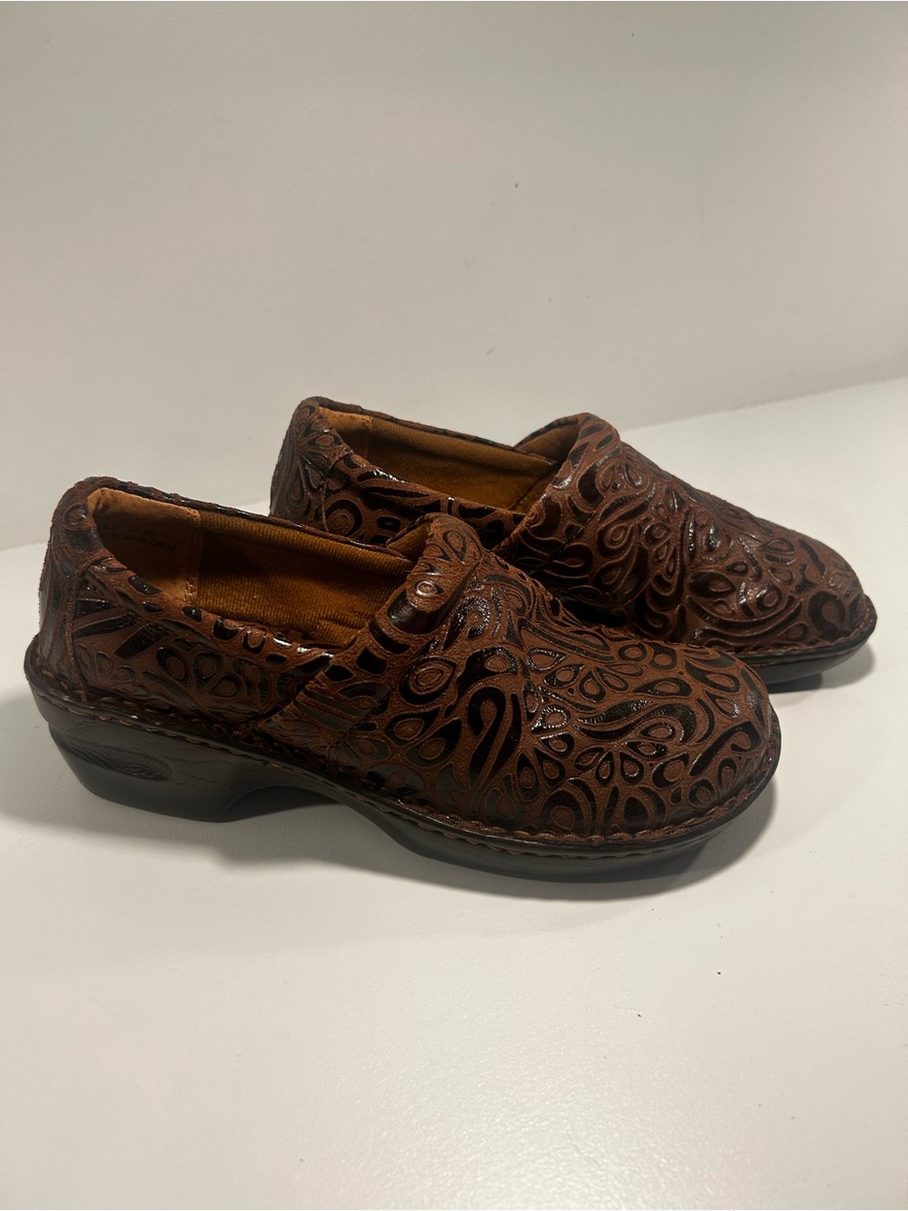 BOC Born BC5630 Women’s 8.5 Brown Tooled Leather Paisley Comfort Clogs